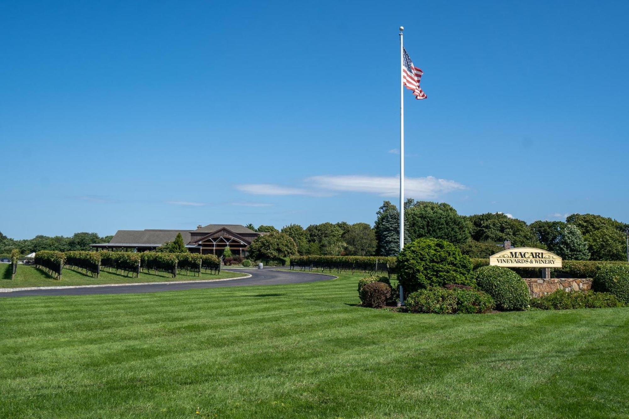 Large Modern North Fork Barn:Vineyards In Backyard, Harbes Farms Villa Mattituck Exterior photo