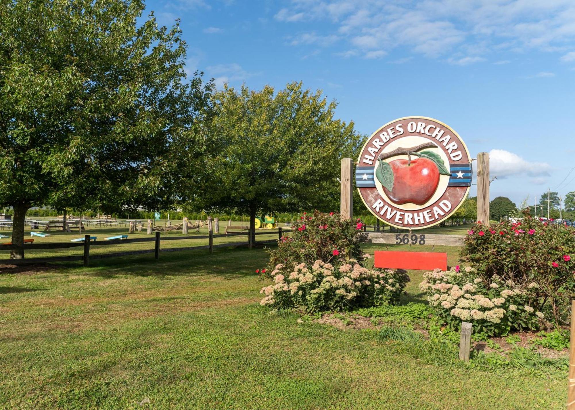 Large Modern North Fork Barn:Vineyards In Backyard, Harbes Farms Villa Mattituck Exterior photo